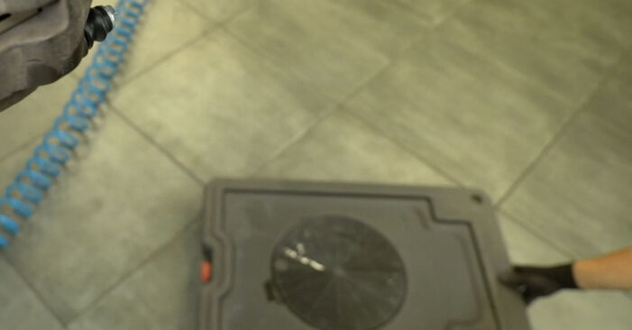 NISSAN INTERSTAR 2010 Bremssattel Reparatursatz Stufenweise Anleitung zum Austausch