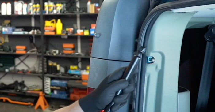 Hoe moeilijk is het om zelf te doen: Gasveer Achterklep vervangen VAUXHALL VIVARO Combi (J7) 2.5 CDTI 2007 – download geïllustreerde gids