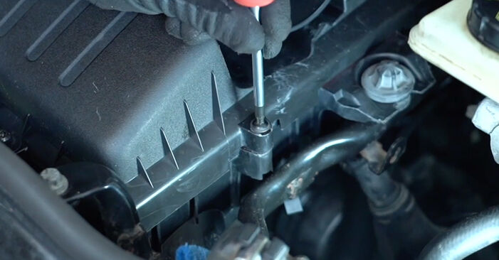 Substituindo Filtro de Ar em OPEL VIVARO Platform/Chassis (E7) 2011 2.0 CDTI por si mesmo