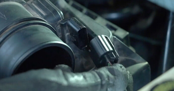 Trocar Filtro de Ar no OPEL Vivaro A Camião de plataforma / Chassis (X83) 2.5 DTi 2004 por conta própria