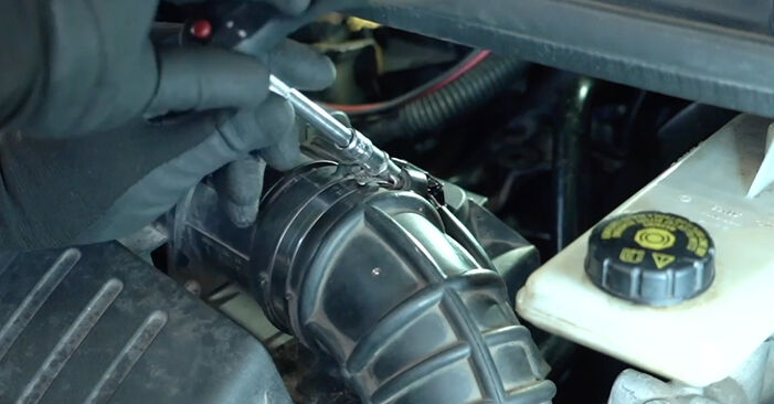 Wymiana Filtr powietrza VAUXHALL VIVARO Combi (J7) 2.0 CDTI 2001 - darmowe instrukcje PDF i wideo