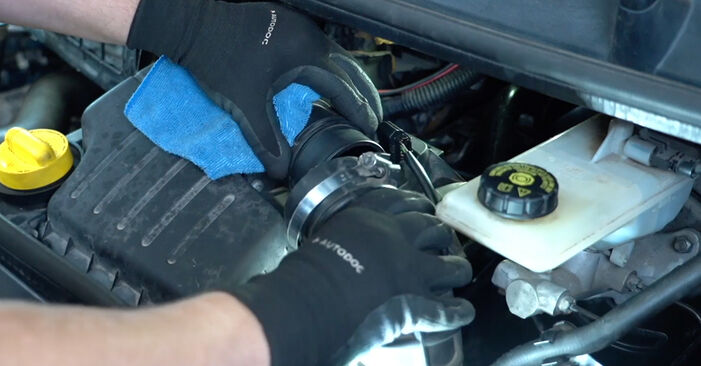 Jak wymienić Filtr powietrza VAUXHALL Vivaro Bus (J7) 1.9 DTI 2002 - instrukcje krok po kroku i filmiki instruktażowe