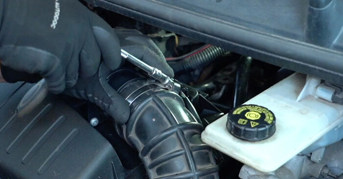 Wymiana Filtr powietrza VAUXHALL VIVARO Platform/Chassis (E7) 2.0 CDTI 2003 - darmowe instrukcje PDF i wideo