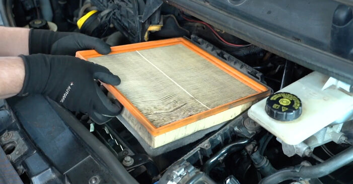 Jak trudno jest to zrobić samemu: wymień Filtr powietrza silnika w VAUXHALL VIVARO Box (F7) 2.0 ECOTEC 2007 - pobierz ilustrowany przewodnik