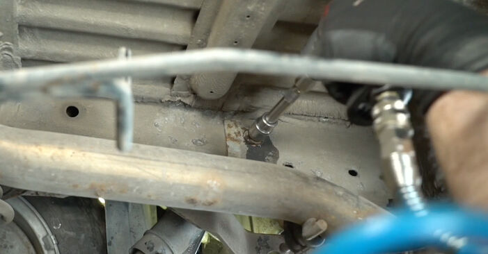 Samodzielna wymiana Amortyzator w OPEL Vivaro A Burtowy Ciężarówka / Podwozie (X83) 2.5 CDTI 2004