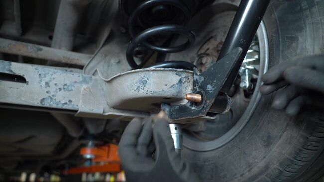 Schritt-für-Schritt-Anleitung zum selbstständigen Wechsel von OPEL VIVARO Combi 2015 1.6 CDTI (06) Fahrwerksfedern