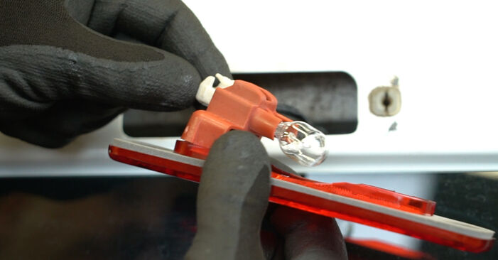 Zusatz Bremsleuchte am FORD Transit Mk6 Bus (V347, V348, FD, FB, FS, FZ, FC) 3.2 TDCi 2011 wechseln – Laden Sie sich PDF-Handbücher und Videoanleitungen herunter