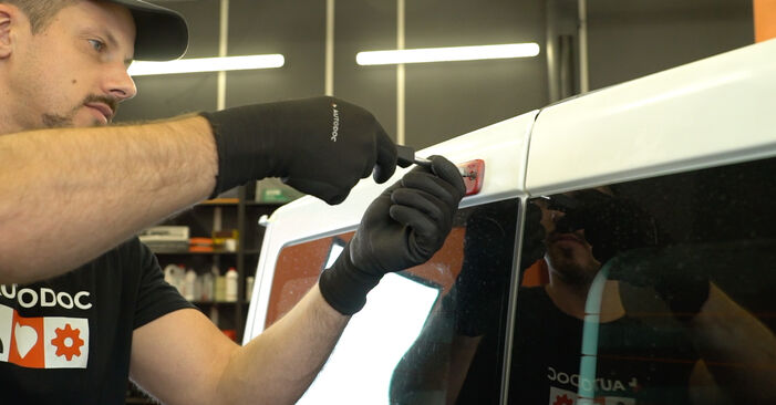 Zusatz Bremsleuchte Ford Transit Tourneo MK6 2.2 TDCi 2006 tauschen - Kostenlose PDF- und Videoanleitungen