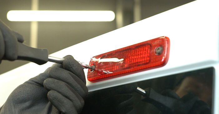 Zusatz Bremsleuchte Ihres Ford Transit Tourneo MK6 2.2 TDCi 2014 selbst Wechsel - Gratis Tutorial