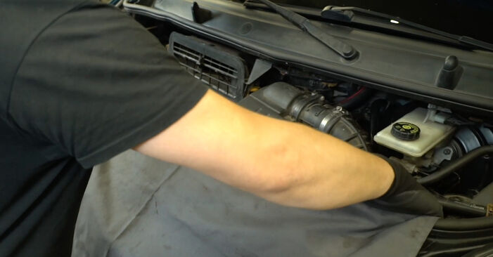 Jak vyměnit OPEL VIVARO Olejovy filtr - návody a video tutoriály krok po kroku.