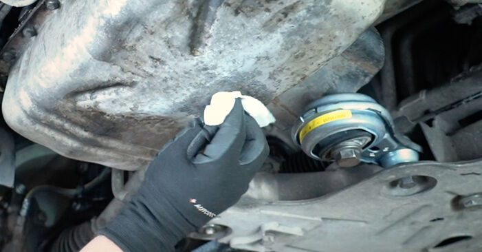 Naredite sami zamenjavo OPEL Movano Minibus (X70) 2.2 DTI (JD) 2012 Oljni filter - spletni vodič