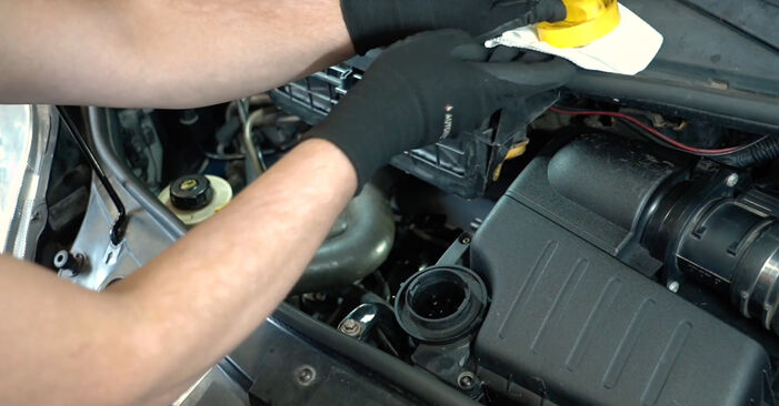 Hvordan man udskifter VAUXHALL VIVARO Oliefilter - trin-for-trin manualer og video vejledninger