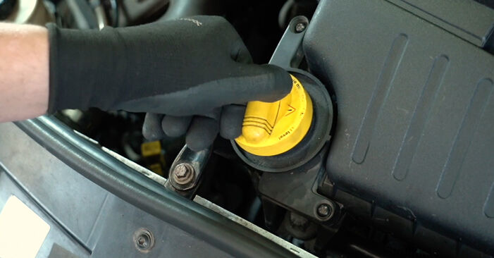 Hoe Oliefilter VAUXHALL Movano Mk1 (A) Pritsche / Fahrgestell (X70) 1998 vervangen – gratis pdf- en videohandleidingen