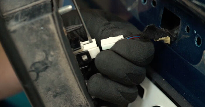 Αντικαθιστώντας μόνοι σας Φωτισμός πινακίδας κυκλοφορίας στο OPEL VIVARO