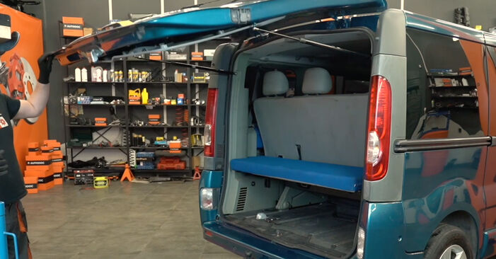 Πώς να αλλάξετε Φωτισμός πινακίδας κυκλοφορίας σε OPEL VIVARO - δωρεάν εγχειρίδια PDF και βίντεο οδηγιών