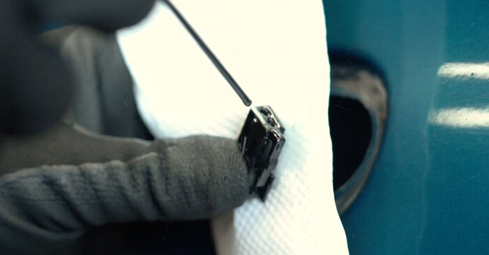 VAUXHALL COMBO TOUR Mk II (C) (F25) 1.7 CDTI 16V 2007 Zusatz Bremsleuchte wechseln: wie schwer ist es, selbst zu reparieren - Downloaden Sie sich illustrierte Anleitungen