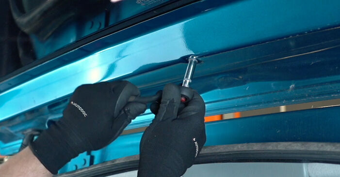 Zusatz Bremsleuchte VAUXHALL VIVARO Combi (J7) 2.0 ECOTEC 2003 wechseln: Kostenlose Reparaturhandbücher