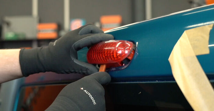 Wie VAUXHALL VIVARO 2.0 16V 2005 Zusatz Bremsleuchte ausbauen - Einfach zu verstehende Anleitungen online