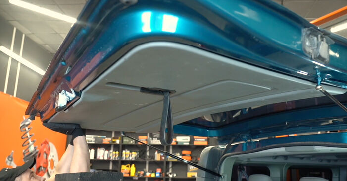 Jak vyměnit VAUXHALL VIVARO Dodatecne brzdove svetla - návody a video tutoriály krok po kroku.