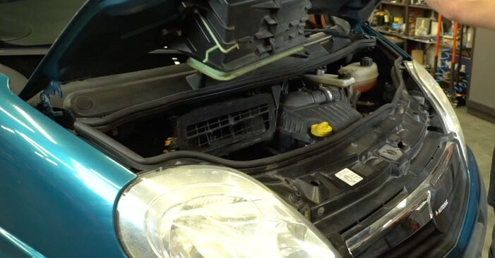 Cum schimb Pompa apa sistem curatire parbriz la Opel Vivaro A Combi 2001 - manualele în format PDF și video gratuite