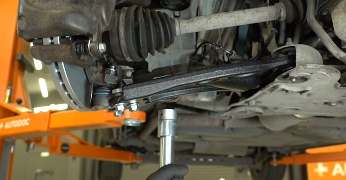 Vivaro A Pritsche / Fahrgestell (X83) 1.9 Di 2012 1.9 DTI Traggelenk - Handbuch zum Wechsel und der Reparatur eigenständig