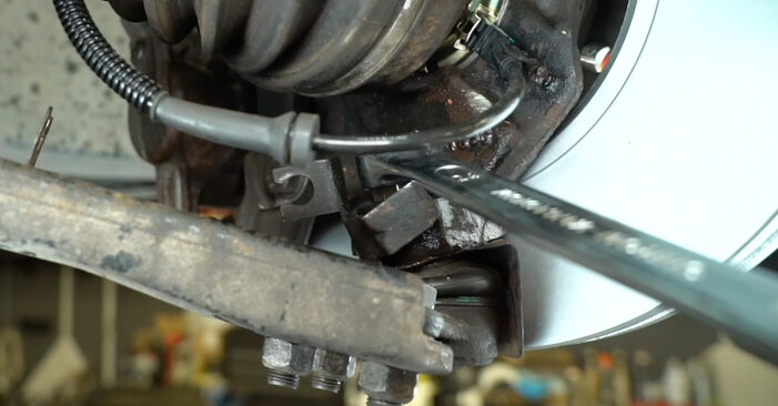 Quão difícil é efetuar a substituição de Rótula De Suspensão no VAUXHALL VIVARO Box (F7) 2.0 16V 2007 por si mesmo - descarregue o guia ilustrado