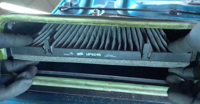 Cómo cambiar Filtro de Habitáculo VAUXHALL VIVARO Combi (J7) 2001 - Manuales en PDF y en video gratuitos