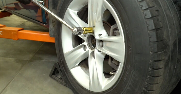 Cambiar Bieletas de Suspensión VAUXHALL VIVARO Platform/Chassis (E7) 2.0 CDTI 2004 - manuales paso a paso y guías en video