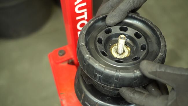 A substituição do Cabeçotes Do Amortecedores no OPEL Vivaro A Van (X83) 2.5 CDTI (F7) 2015 não é mais um problema com o nosso tutorial passo a passo.