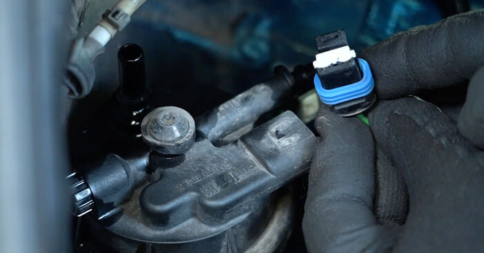 Cambiar Filtro de Combustible OPEL MOVANO Combi (J9) 2.5 CDTI (JD) 1999 - manuales paso a paso y guías en video
