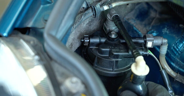 Como cambiar Filtro de Combustible OPEL MOVANO 2.5 DTi (FD) 2003 - instrucciones online fáciles de seguir