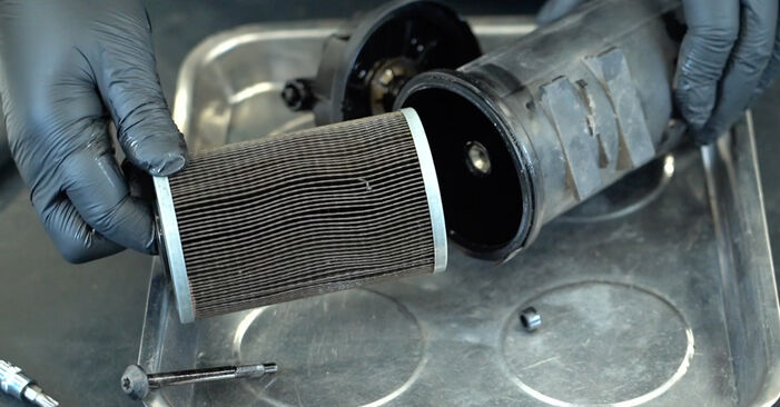 Cómo cambiar Filtro de Combustible Opel Movano Furgón x70 3.0 DTI (FD) 2005 - descargue la guía ilustrada