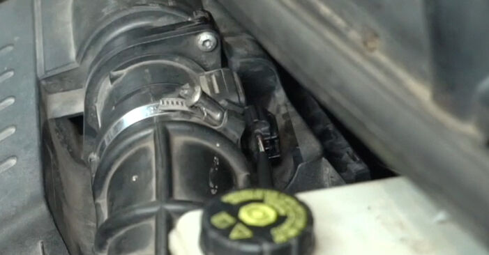 Tausch Tutorial Thermostat am OPEL Vivaro A Combi (X83) 2013 wechselt - Tipps und Tricks