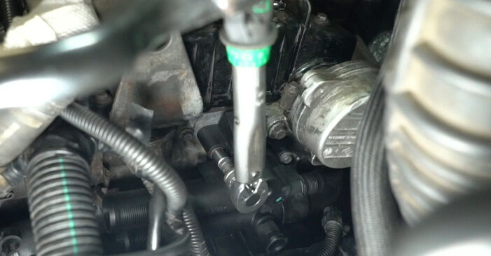 Byt VAUXHALL VIVARO Termostat: guider och videoinstruktioner online