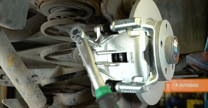 A substituição do Pinças de Travão no OPEL Vivaro A Camião de plataforma / Chassis (X83) 2.5 CDTI 2001 não é mais um problema com o nosso tutorial passo a passo.