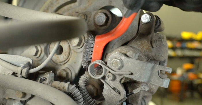 Quão difícil é efetuar a substituição de Pinças de Travão no OPEL VIVARO Platform/Chassis (E7) 2.0 16V 2007 por si mesmo - descarregue o guia ilustrado