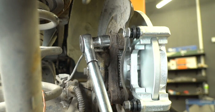 OPEL Vivaro A Van (X83) 2.0 CDTI (F7) 2002 Féknyereg Tartó csere – minden lépést tartalmazó leírások és videó-útmutatók