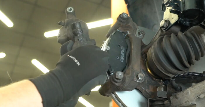 Zweckdienliche Tipps zum Austausch von Bremssattel Reparatursatz beim VAUXHALL VIVARO Combi (J7) 2.0 ECOTEC 2001