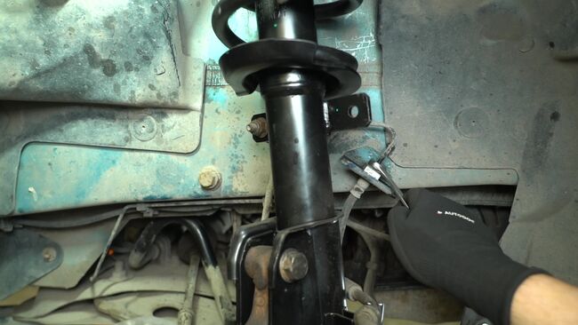 Svojpomocná výmena Brzdová hadička na aute VAUXHALL ARENA Van 1997 1.9 D
