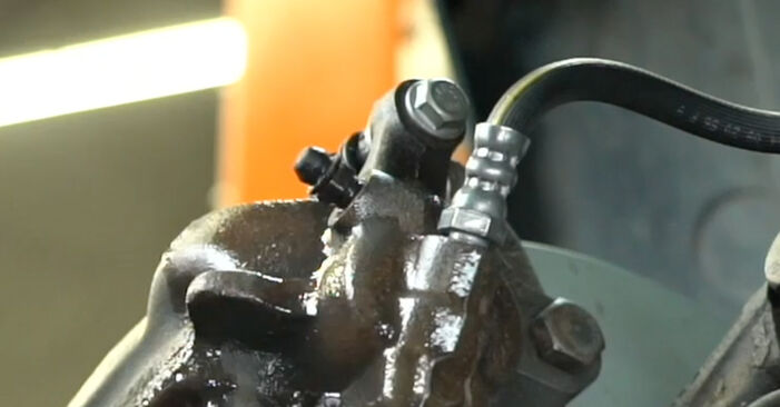 Svojpomocná výmena VAUXHALL ARENA Van 1.9 D 2001 Brzdová hadička – online tutoriál