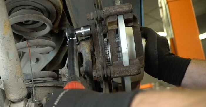 Recomendações passo a passo para a substituição de Opel Vivaro A Combi 2014 1.9 DI (F7, J7, A07) Discos de Travão por si mesmo