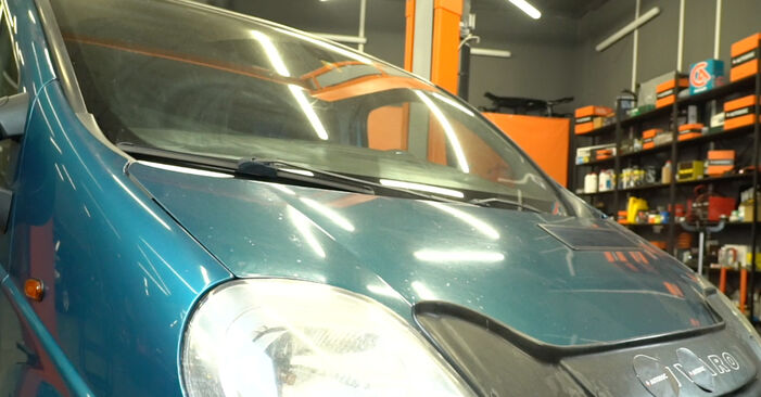 Recomendações passo a passo para a substituição de Opel Vivaro A Combi 2014 1.9 DI (F7, J7, A07) Discos de Travão por si mesmo
