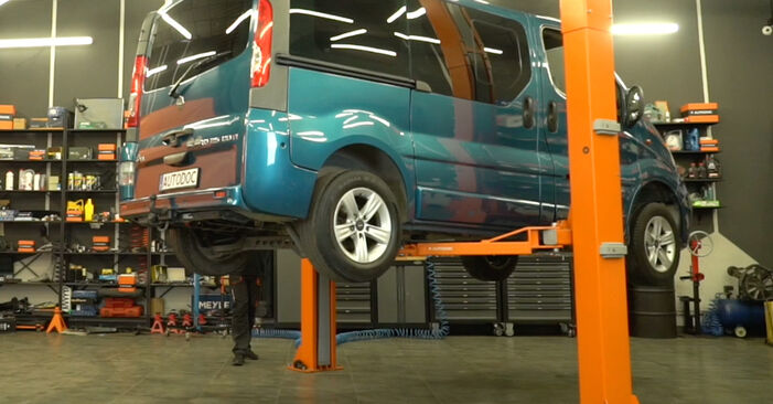 Wie man OPEL VIVARO 1.9 DI (F7, J7, A07) 2005 Bremsbeläge wechselt - Einfach nachzuvollziehende Tutorials online