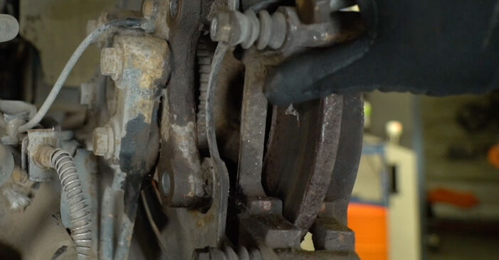 Schritt-für-Schritt-Anleitung zum selbstständigen Wechsel von VAUXHALL VIVARO Combi (J7) 2014 2.0 16V Bremsscheibe