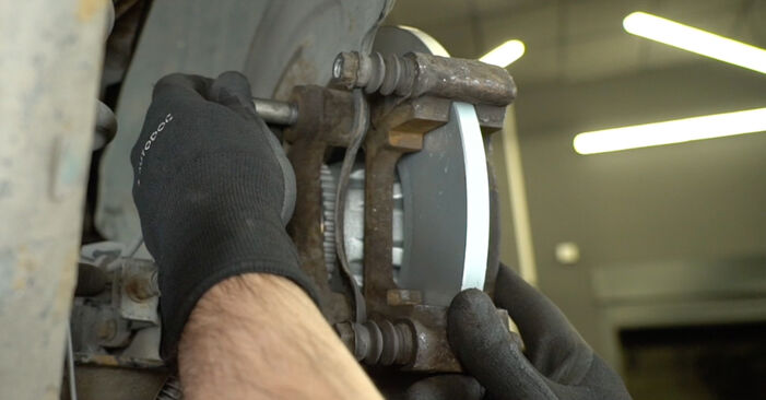 Austauschen Anleitung Bremsscheiben am VAUXHALL VIVARO Combi (J7) 2011 2.0 CDTI selbst