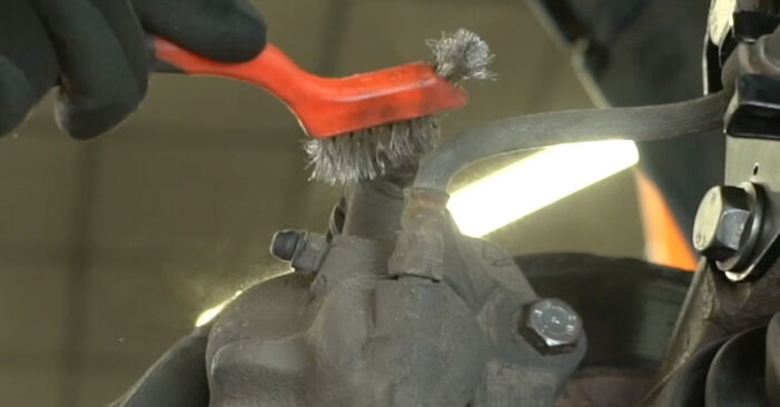 Wie kompliziert ist es, selbst zu reparieren: Bremsscheiben am VAUXHALL VIVARO Combi (J7) 2.5 CDTI 2007 ersetzen – Laden Sie sich illustrierte Wegleitungen herunter