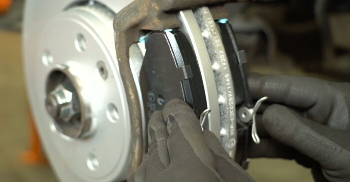 A substituição do Pastilhas De Travão no VAUXHALL VIVARO Combi (J7) 2.0 ECOTEC 2001 não é mais um problema com o nosso tutorial passo a passo.
