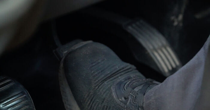 Mudar Pastilhas De Travão no VAUXHALL VIVARO Combi (J7) 2009 não será um problema se você seguir este guia ilustrado passo a passo