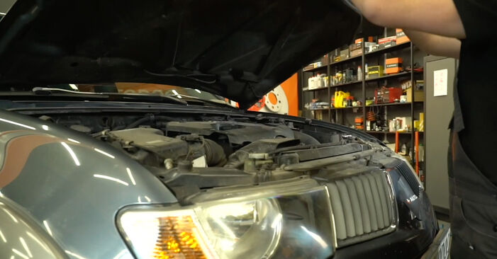Como trocar Batería no MITSUBISHI L 200 (KB_T, KA_T) 2004 - manuais gratuitos em PDF e vídeo