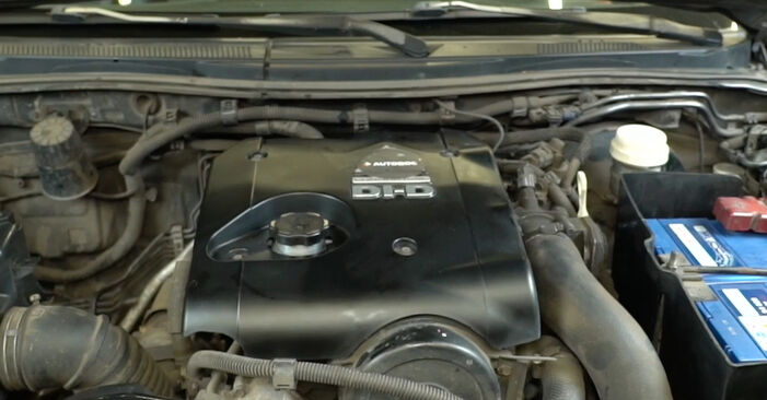 Como remover MITSUBISHI L200 2.5 DI-D 4x4 (K74T) 2008 Batería - instruções online fáceis de seguir